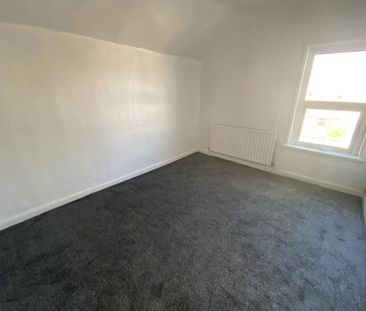 4 bedroom terraced house to rent - Photo 2