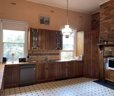 LARGE PERIOD HOME - Photo 4