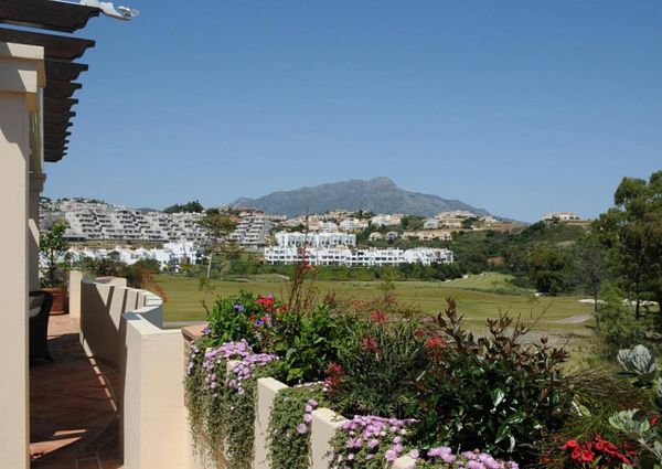 Stunning duplex penthouse with 4 bedrooms and panoramic views of the sea, golf and mountains.