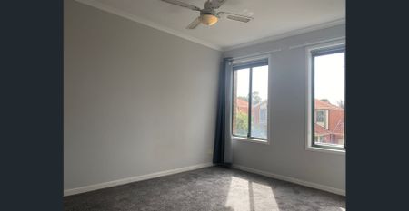 Super Spacious 2 bedroom town home ! - Photo 2