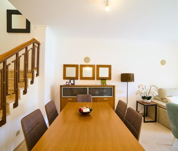 Elegante moradia geminada com 4 quartos, piscina, jardins e garagem... - Photo 1