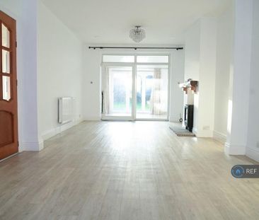 4 bedroom semi-detached house to rent - Photo 1