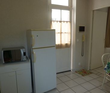 AU COEUR DE SEZANNE -APPARTEMENT MEUBLE - - Photo 2