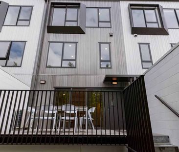 Stunning Townhouse - Photo 3