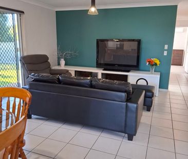 Furnished room near Parkwood tram stop - Photo 4