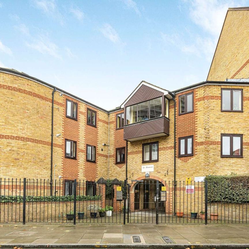 One bedroom mezzanine apartment with off street parking and communal gardens. - Photo 1