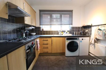 4 bedroom detached bungalow to rent - Photo 3