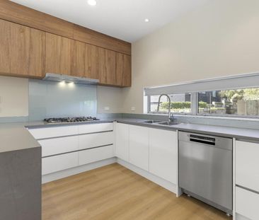 Modern family home in Greenlane - Photo 3