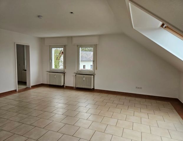 Moderne Dachgeschosswohnung im Grünen - Photo 1