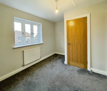 2 bedroom Semi-Detached House to let - Photo 3