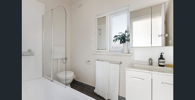 A Sunny Art Deco Duplex By The Park - Photo 1