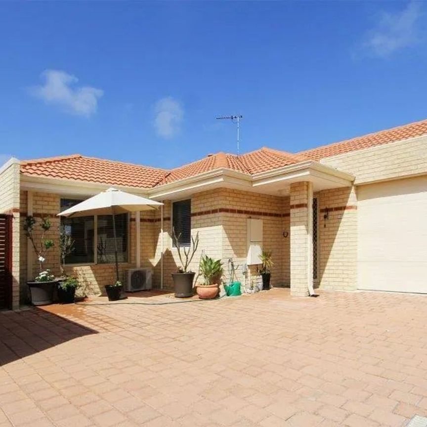 Low Maintenance 3 Bedroom 2 Bathroom Home - Photo 1