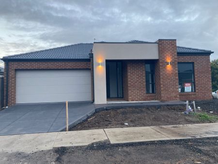 Stunning Family Home ! ( HUGE ELECTRICITY SAVINGS ) - Photo 5