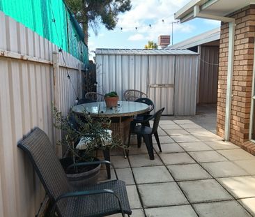 Neat 2 bedroom unit - Photo 2