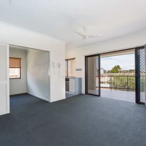 Stylish, Low-Maintenance Living Just Minutes from Redcliffe Waterfront - Photo 2