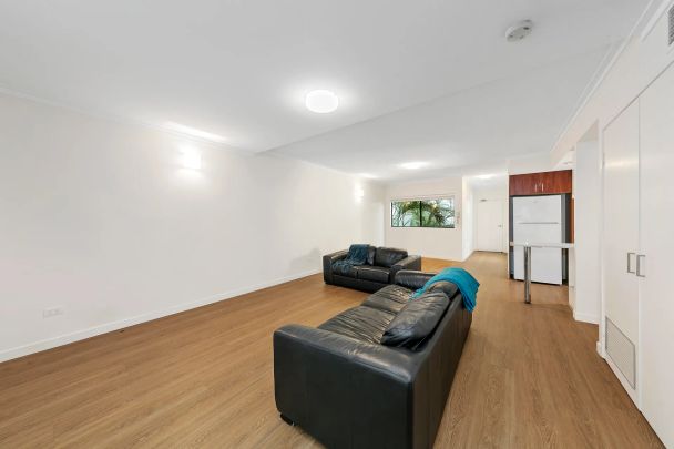 SPACIOUS 2 BEDROOM APARTMENT! - Photo 1