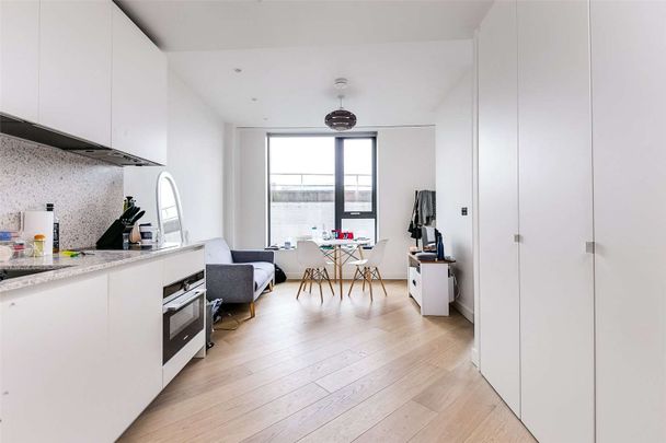 A fantastic studio apartment in the iconic Television Centre development. - Photo 1