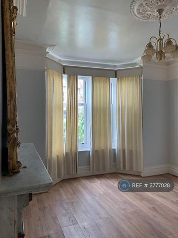 5 bedroom semi-detached house to rent - Photo 3