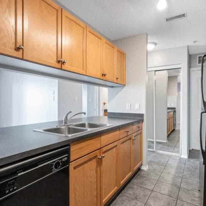 Edmonton Unfurnished Condo Rental in Exu Claires - Bright and Open 2 bedroom Condo in North East Edmonton - Photo 1