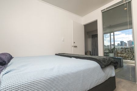 Sunny Furnished Apartment - Photo 4