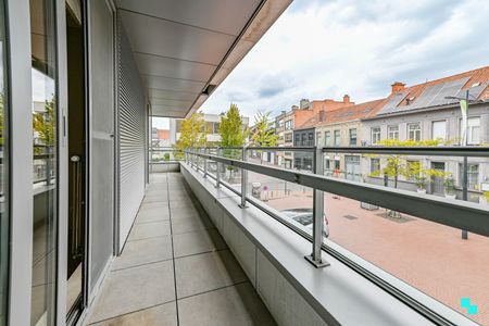 Ruim hoekappartement met autostaanplaats in centrum Izegem - Photo 2