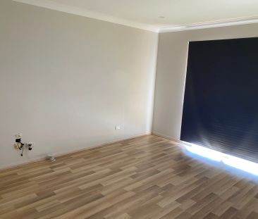 Five-Bedroom Home with Workshop & Double Garage - Photo 4