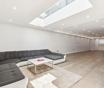 A beautifully presented five-bedroom townhouse with a private garde... - Photo 2