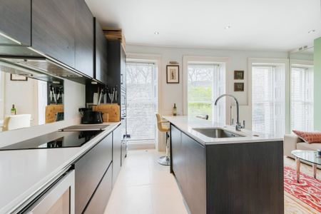 First Floor One Bedroom Flat in Converted Grade II Listed House to let in Kennington - Photo 3