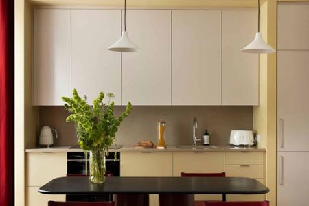 A lateral, one bedroom apartment in central Marylebone offering hotel-style services. - Photo 4