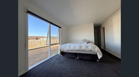 Dual Living!- 4 bedroom 2 bathroom and 2 kitchens! - Photo 4