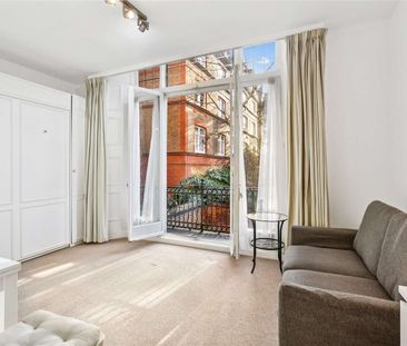 A self-contained studio situated on the raised ground floor of a pe... - Photo 1