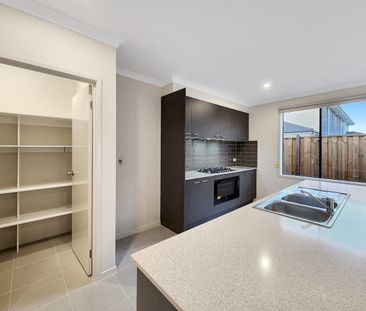 Spacious Family Home! - Photo 3