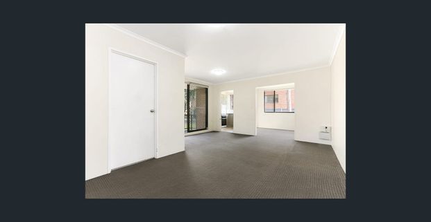 Spacious Ground Floor Apartment with Balcony & Lock-Up Garage - Photo 1