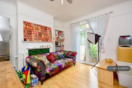 4 bedroom semi-detached house to rent - Photo 2