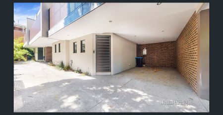 Three Bedroom Townhouse in the Heart of Toorak - Photo 2