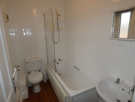 2 bed Apartment - To Let - Photo 3