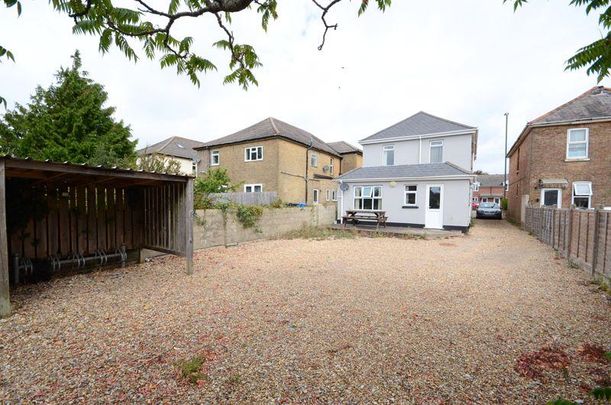 1 bedroom in a house share to rent - Photo 1