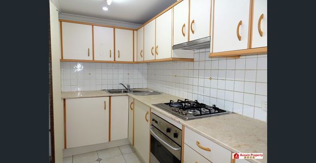 Sunny 3-Bedroom Apartment in an Ultra-Convenient Location - Photo 1