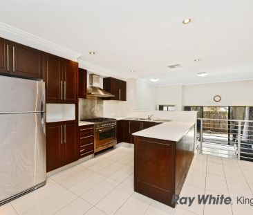 Spacious Three-Level Townhouse with Oversized Garage - Photo 6