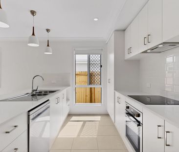 🌟 Brand-new 4-bedroom 2-level home with balcony & family room in La... - Photo 2