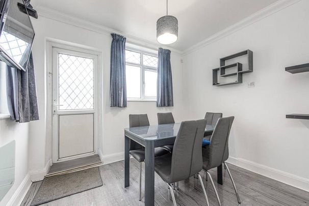 4 bedroom end of terrace house to rent - Photo 1