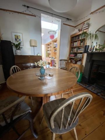 Room overlooking garden with own en suite, convenient for City and West End - Photo 2