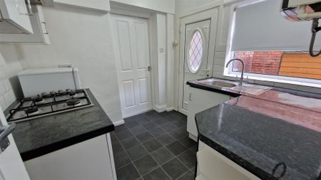 2 bed flat to rent in Trewhitt Road, Heaton, Newcastle Upon Tyne - Photo 3