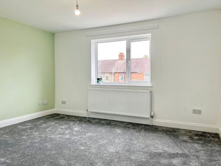 4 bedroom semi-detached house to rent - Photo 3