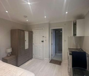 Ascot Close Ilford Essex, IG6 - Photo 6