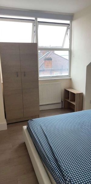 Friern Barnet Road, London, N11 - Photo 1