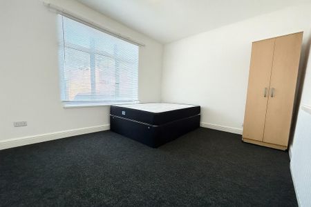 1 bedroom in a flat share to rent - Photo 3