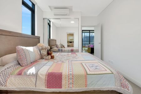 Generously Sized 1 Bedroom Apartment with Water Views - Photo 5