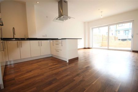 A modern, high-specification two-bedroom duplex apartment - Photo 4