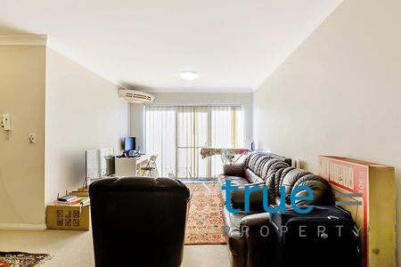 SUN-DRENCHED TOP FLOOR APARTMENT - Photo 4